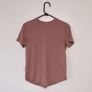 Speckled dusty pink Lululemon tee.